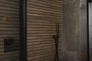 Douchecabine met houten achterwand en handdouche