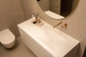 Witte wastafel, wit toilet, gessi kraan