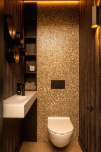 Hotel chique toilet met gouden mozaïek