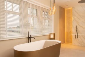 Lichtinval luxe badkamer met ligbad en inloopdouche