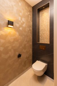 Toilet met goud mozaïek in nis