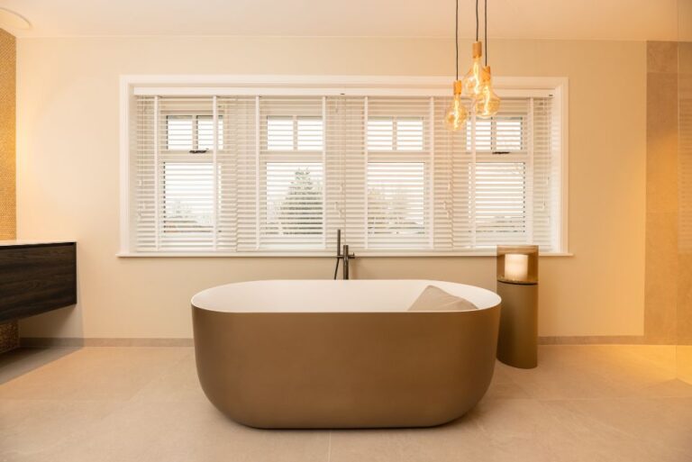 Royaal ligbad goud, lichtinval badkamer