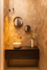 Luxe toilet met accessoires ingericht