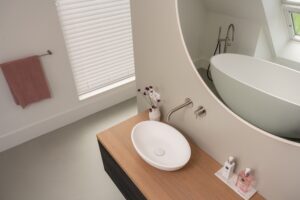 bovenaanzicht luxe badkamer maatwerk wastafelmeubel
