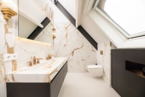 marmer en donker hout in badkamer